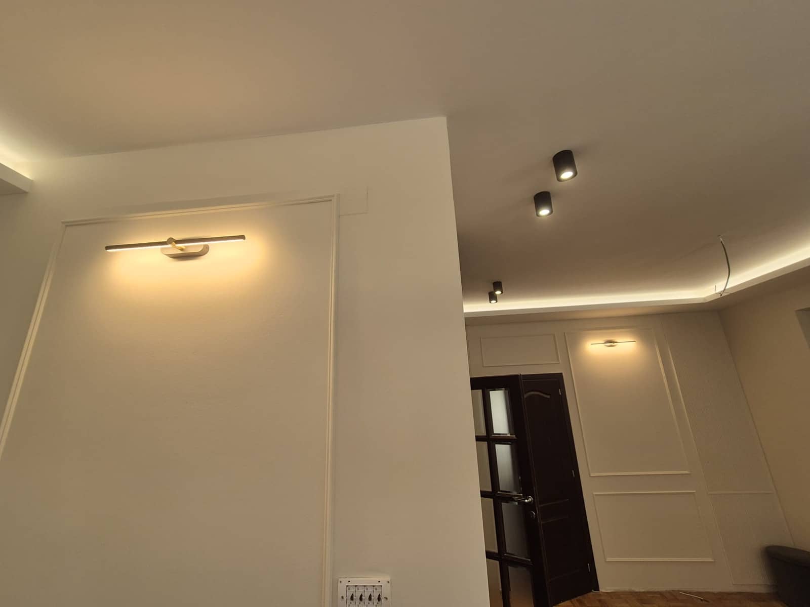 Renoviran stan sa zidnom LED lampom, nadgradnim spot lampama i indirektnim svetlom u spuštenom plafonu