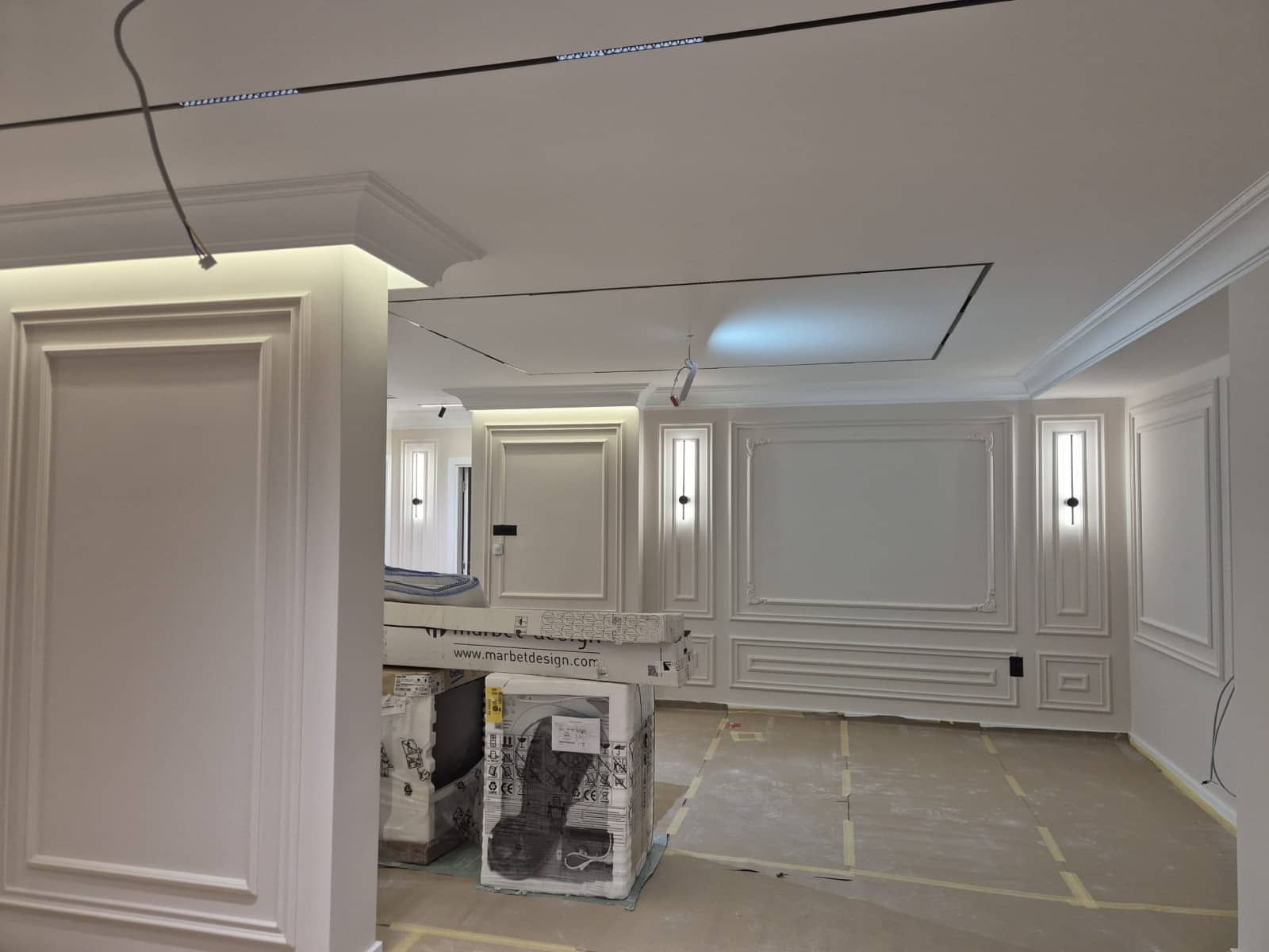 Izvedeni rad M Elektra: stub sa skrivenim svetlom u korniši i zidne lampe na panelima
